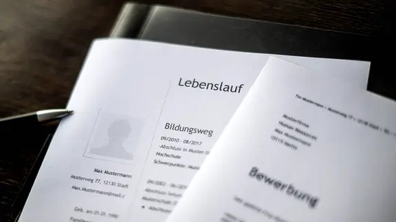 Ein Beispiel-Lebenslauf | picture-alliance/dpa, Sina Schuldt Ein Beispiel-Lebenslauf