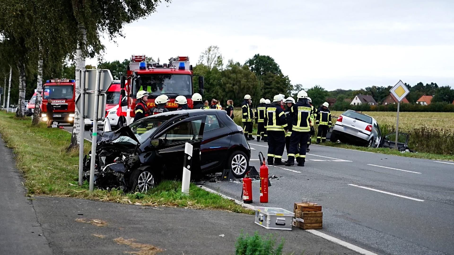 Einsatzkräfte der Feuerwehr stehen an einer Unfallstelle bei Sulingen. | Nord-West-Media TV