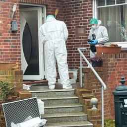 Mitarbeiter der Spurensicherung stehen vor einem Wohnhaus in Apensen.