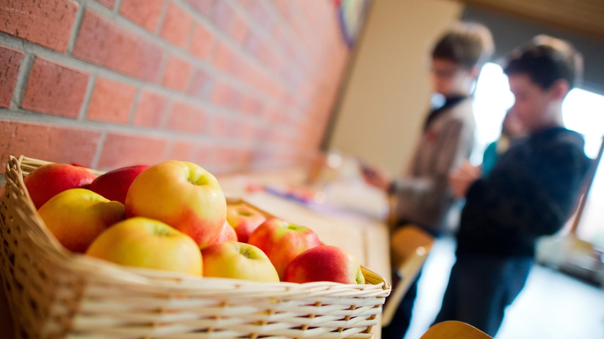 Äpfel liegen in einer Grundschule in der Region Hannover in einem Korb.  | picture alliance/Julian Stratenschulte