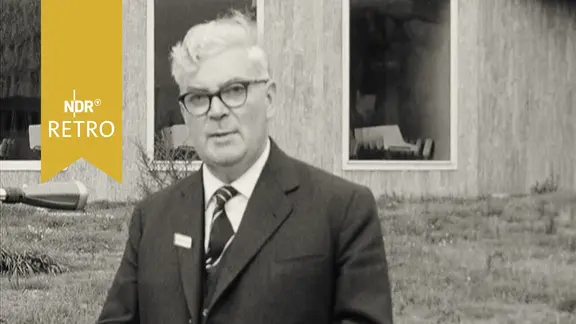 Professor Emil Kuhn-Schnyder erklärt den Gegenstand der Paläontologie (1961)