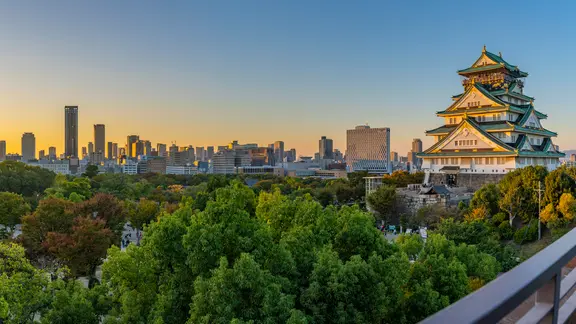 Blick auf die Skyline der japanischen Millionenstadt Osaka.