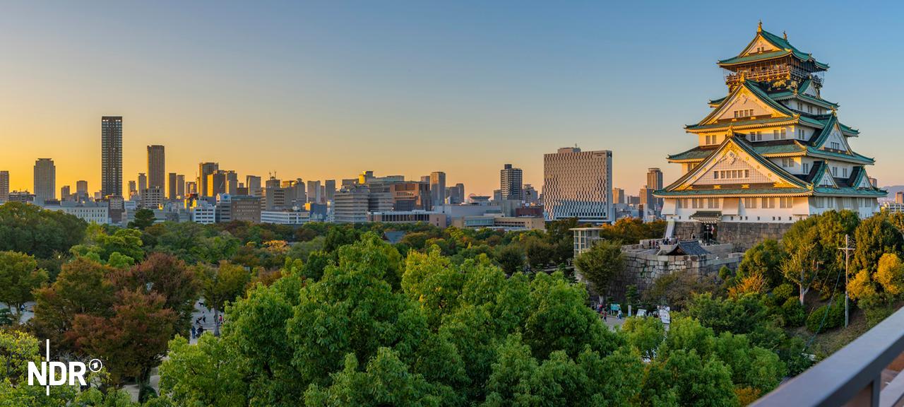 Blick auf die Skyline der japanischen Millionenstadt Osaka. | robertharding/Frank Fell Blick auf die Skyline der japanischen Millionenstadt Osaka.