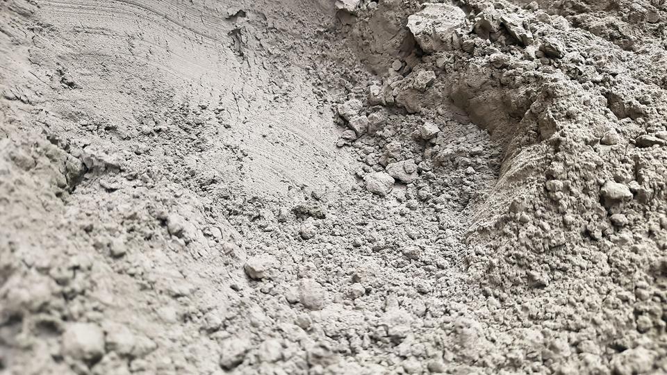 Der stark reizende Zementstaub ist in einem Umkreis von bis zu einem Kilometer um das Betonkraftwerk zu spüren. | picture alliance / PantherMedia Zementpulver