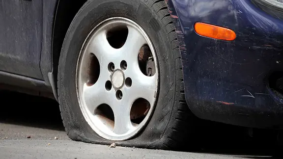 Geplatzter Autoreifen