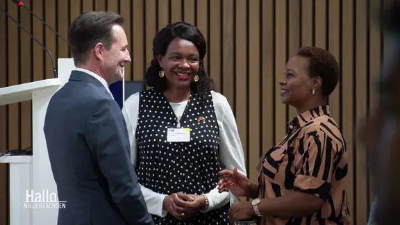 Afrikanische und deutsche Unternehmer treffen sich auf der 1. Norddeutschen Wirtschaftskonferenz Afrika.