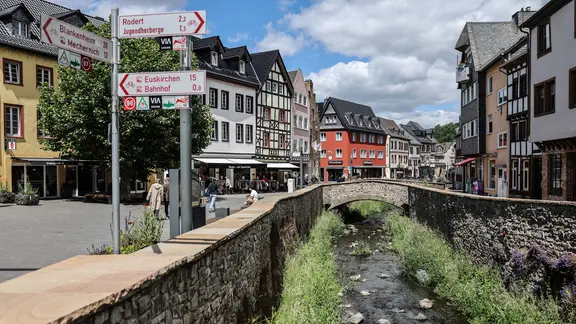 Touristen gehen 5 Jahre nach der Flutkatastrophe vom 14. Juli 2021 durch Bad Münstereife
