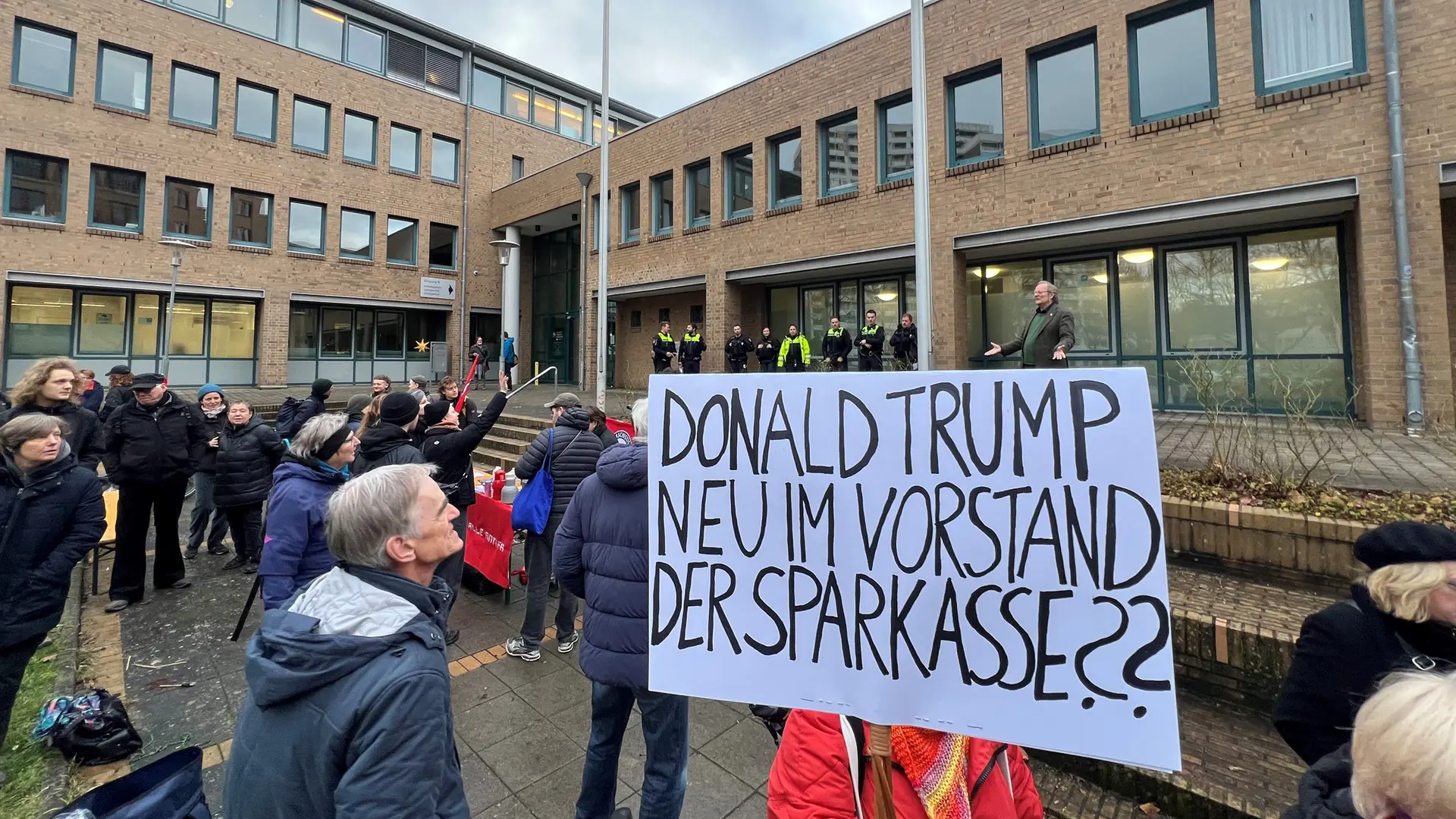 Rote Hilfe: Sparkasse bringt umstrittene Konto-Kündigung vor das Oberlandesgericht
