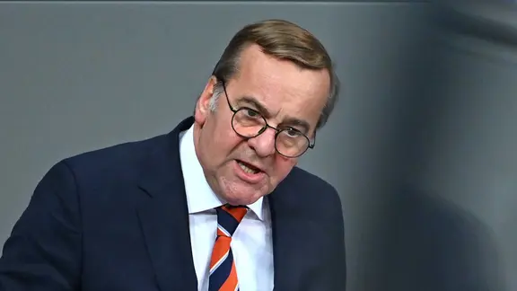 Pistorius Verteidigungsminister, spricht in der Generaldebatte im Bundestag