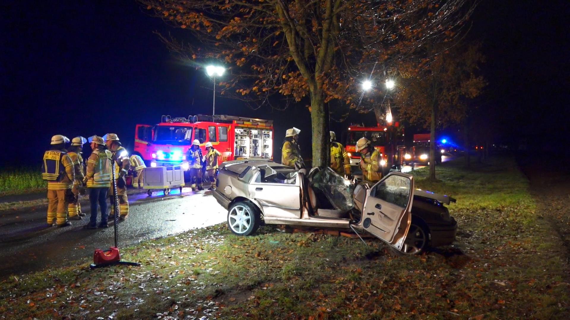 Ein Pkw steht nach einem Unfall an einem Baum.  | TeleNewsNetwork
