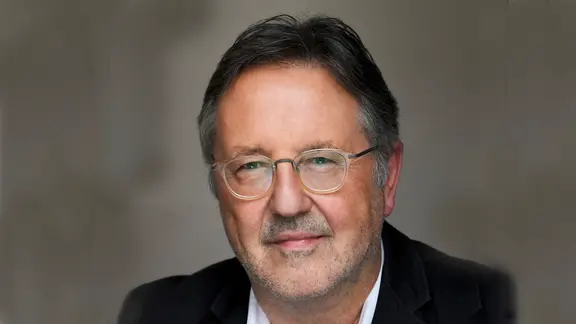 Portraitfoto von Dr. Rainer Moritz, Chef des Hamburger Literaturhauses