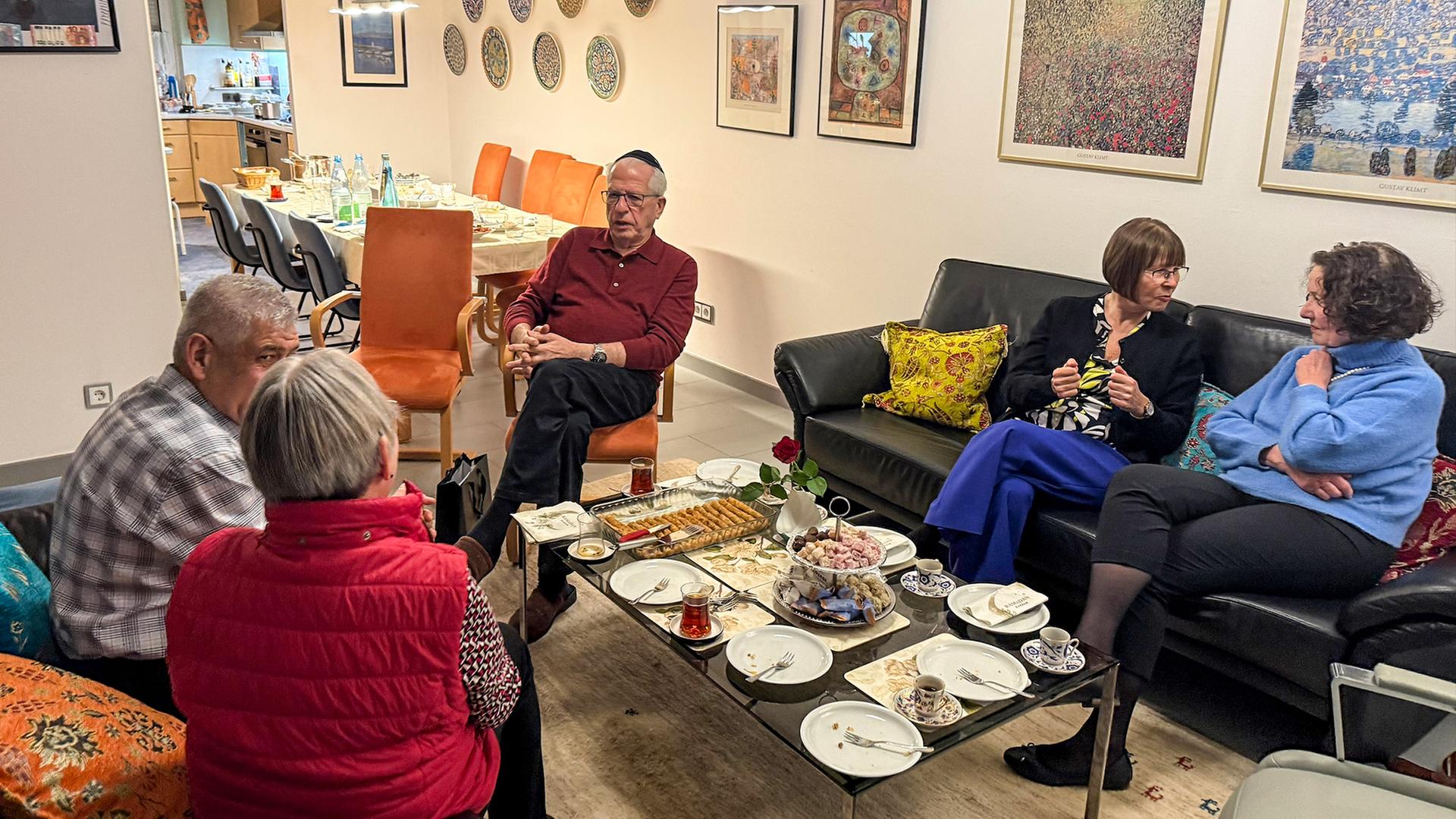 Eine muslimische Familie beim Fastenbrechen mit einem jüdischen Ehepaar | NDR, Atiena Abednia