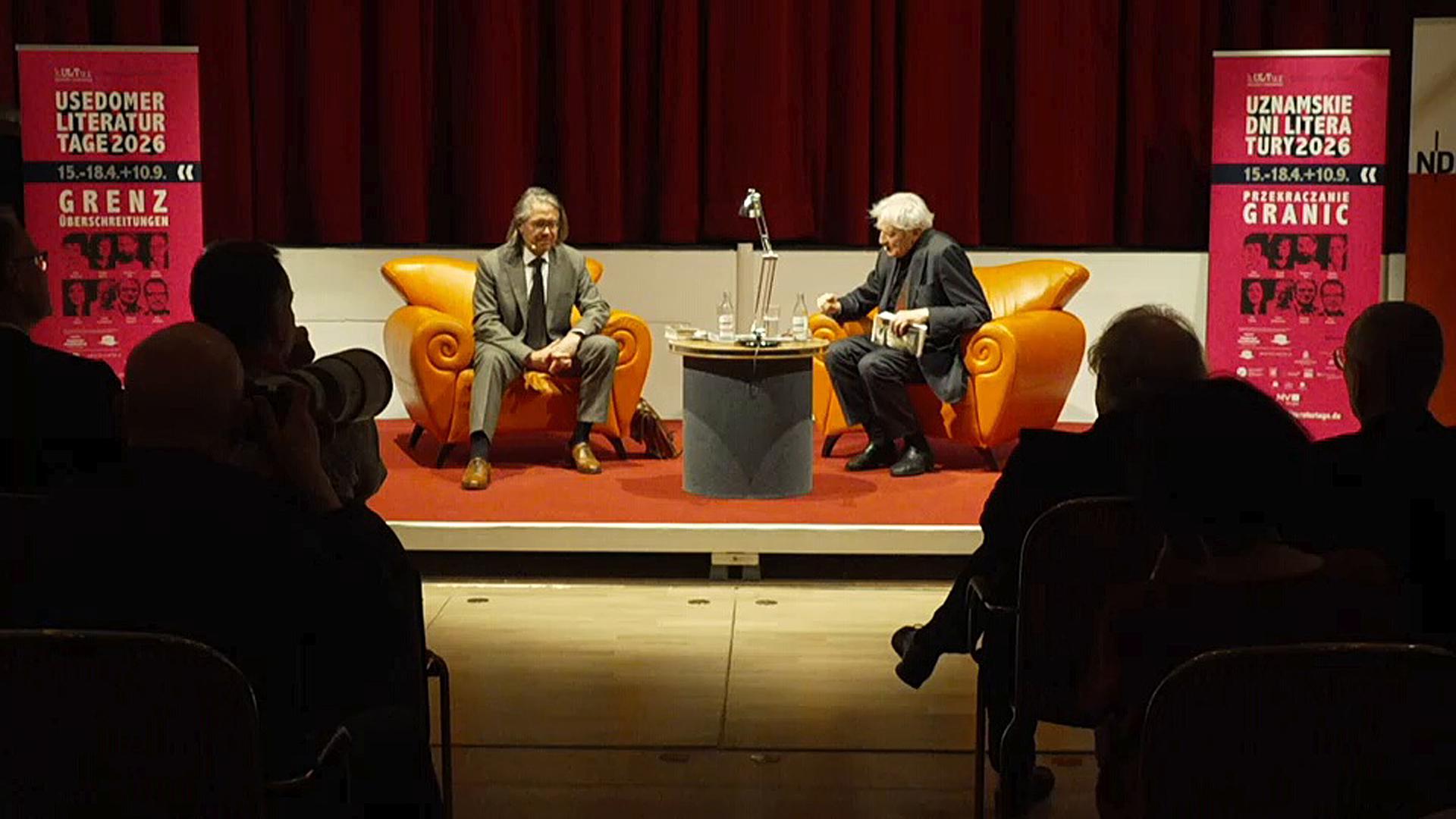 Zwei Männer sitzen auf zwei Stühlen auf der Bühne im Gespräch. | NDR.de