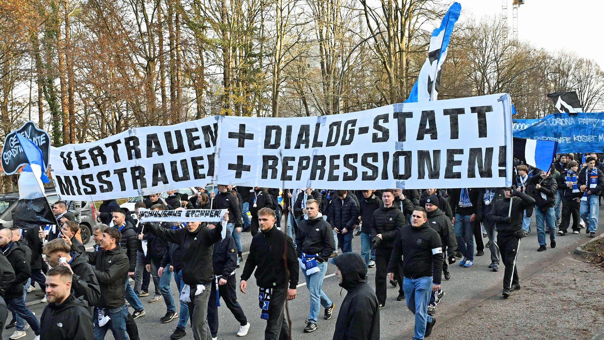 Sicherheit oder Populismus? Streit um Einschränkungen für Fußball-Fans