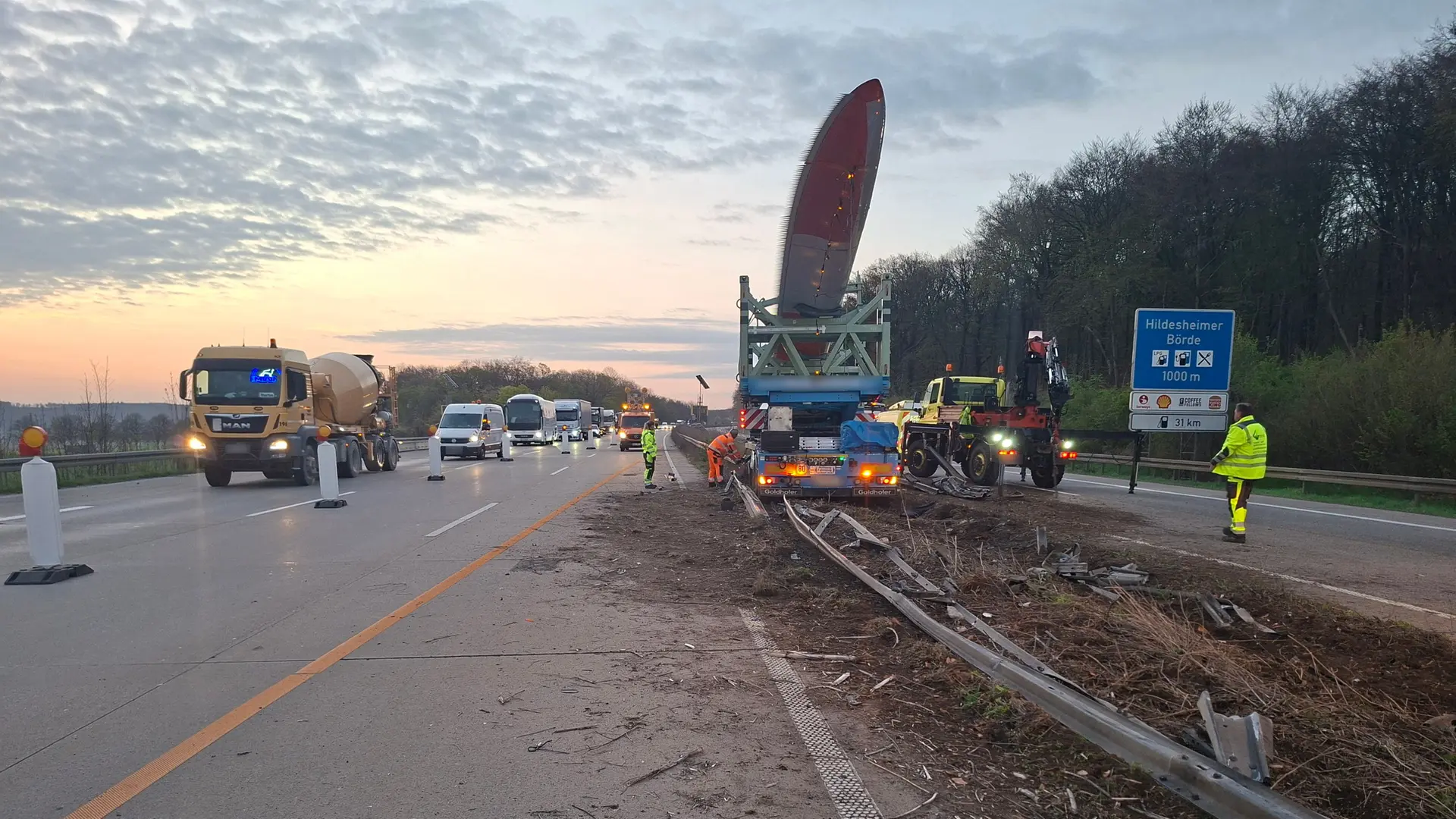 Unfall mit Schwertransporter: A7 bei Hildesheim gesperrt