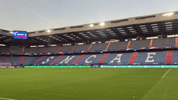 In Caen ist alles bereit für das Halbfinal-Rückspiel in der Nations League zwischen Frankreich gegen Deutschland.Das  | NDR.de Ein leeres Fußballstadion mit blauen Sitzplatzrängen.