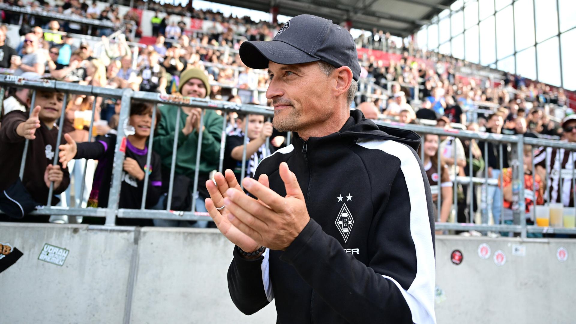 Ex-Coach Alexander Blessin (Mönchengladbach) wird am Millerntor freundlich empfangen. | witters / Tim Groothuis