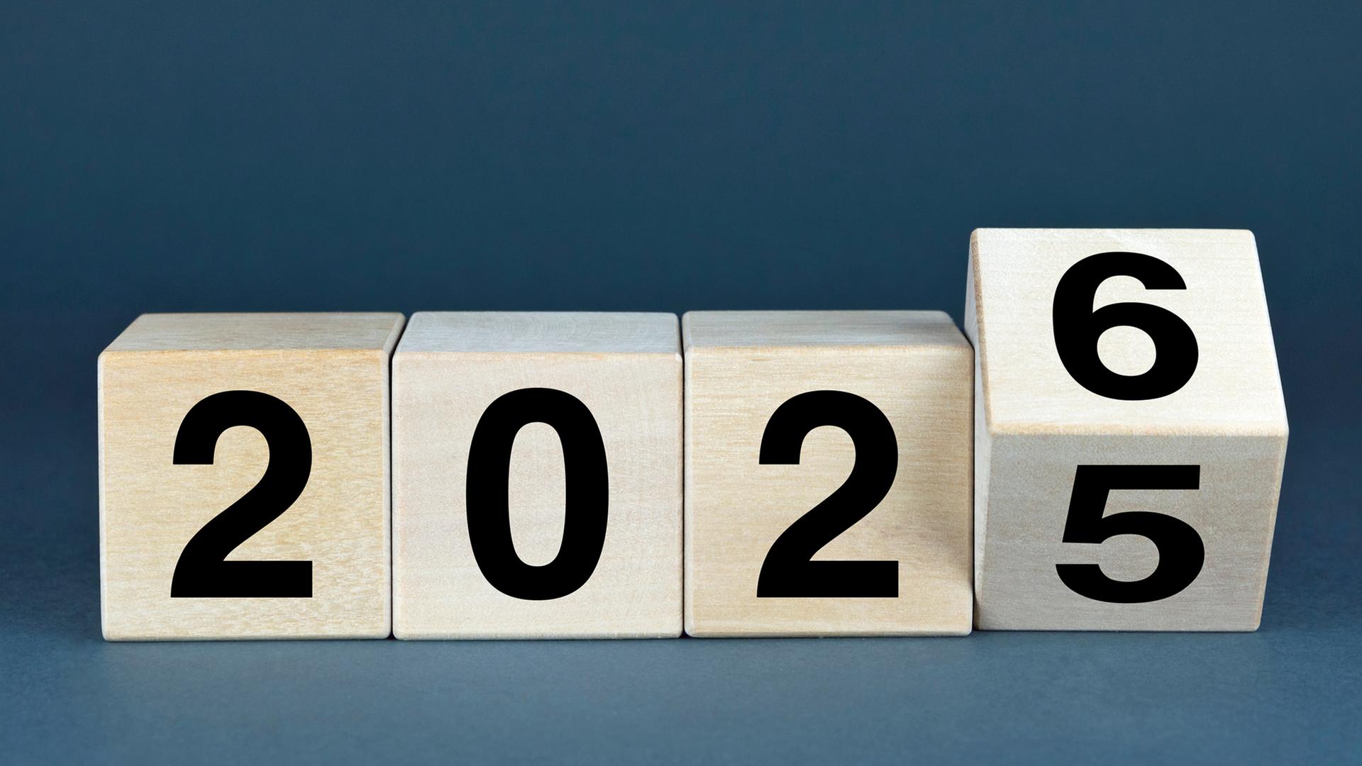 Ein Symbolbild zum Jahreswechsel 2026 mit Holzwürfeln, auf denen Ziffern stehen. | colourbox, Виктор Агеев