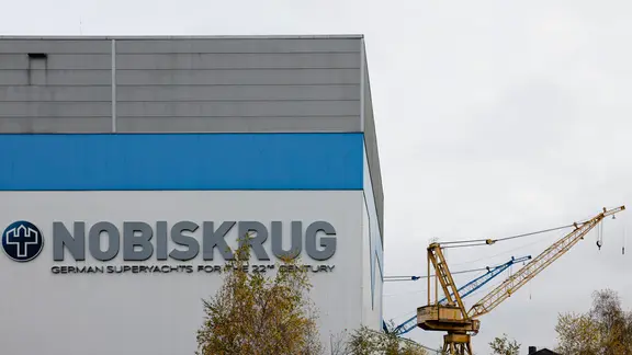 Schriftzug Nobiskrug an einer Werfthalle (Archiv)