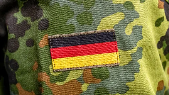 Deutschlandflagge auf Uniform eines Bundeswehrsoldaten