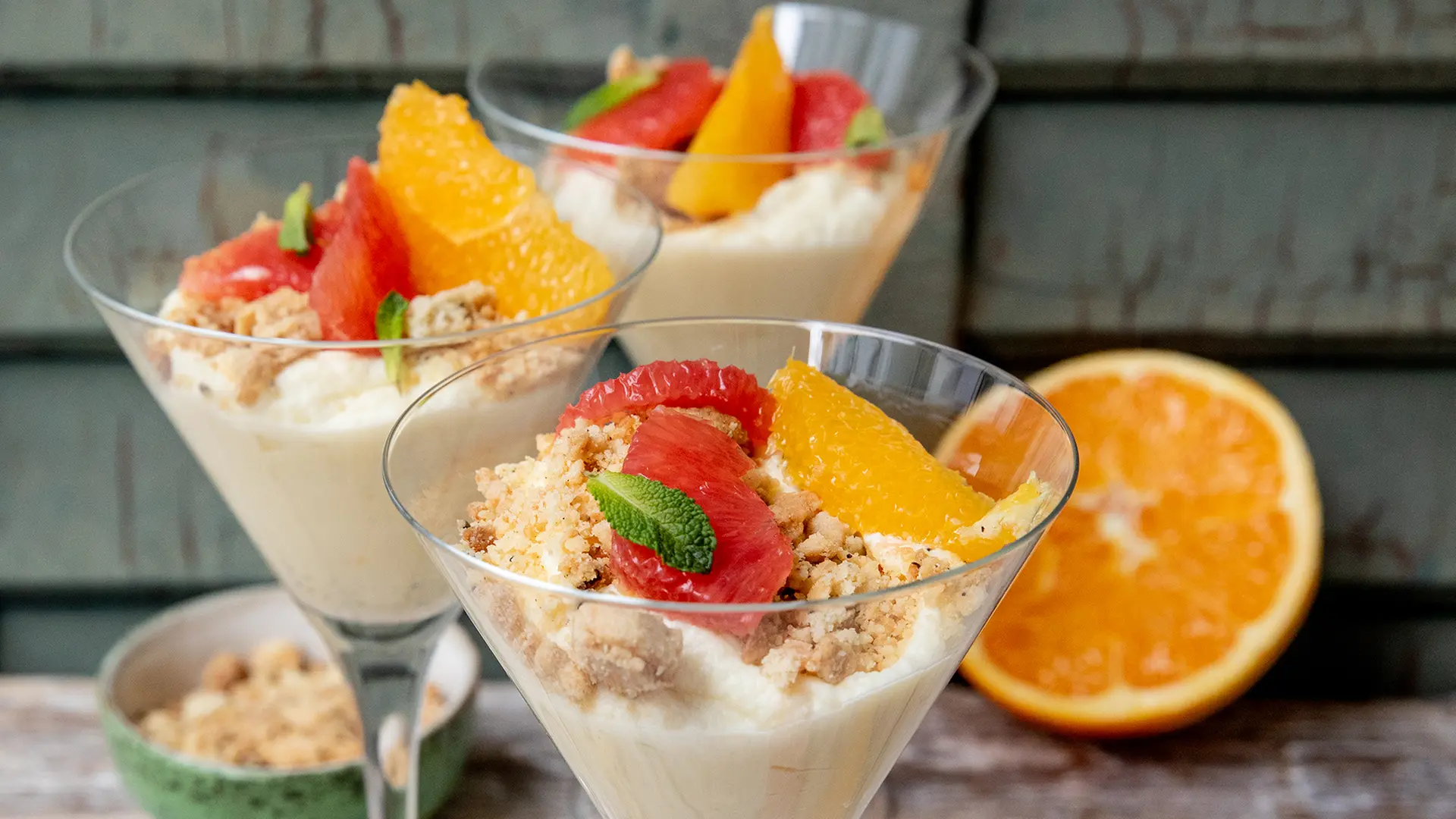 Weiße Schokoladen-Mousse mit Pfeffer-Streuseln und Grapefruits | ndr.de