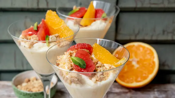 Weiße Schokoladen-Mousse mit Pfeffer-Streuseln und Grapefruits | ndr.de