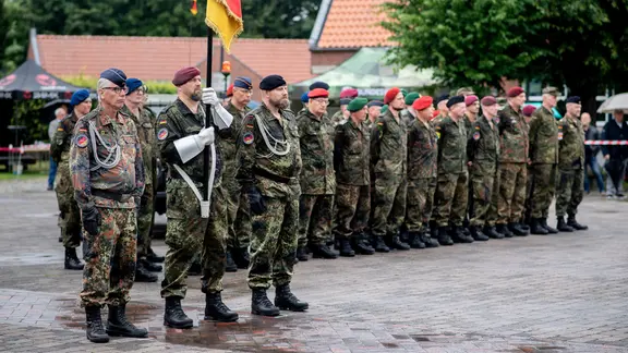 Zahlreiche Reservistinnen und Reservisten stehen im Rahmen des Nationalen Veteranentags für einen Reservistenappell mit Schwurbekräftigung in der Zitadelle Vechta vor dem Zeughaus.