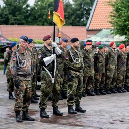 Zahlreiche Reservistinnen und Reservisten stehen im Rahmen des Nationalen Veteranentags für einen Reservistenappell mit Schwurbekräftigung in der Zitadelle Vechta vor dem Zeughaus.