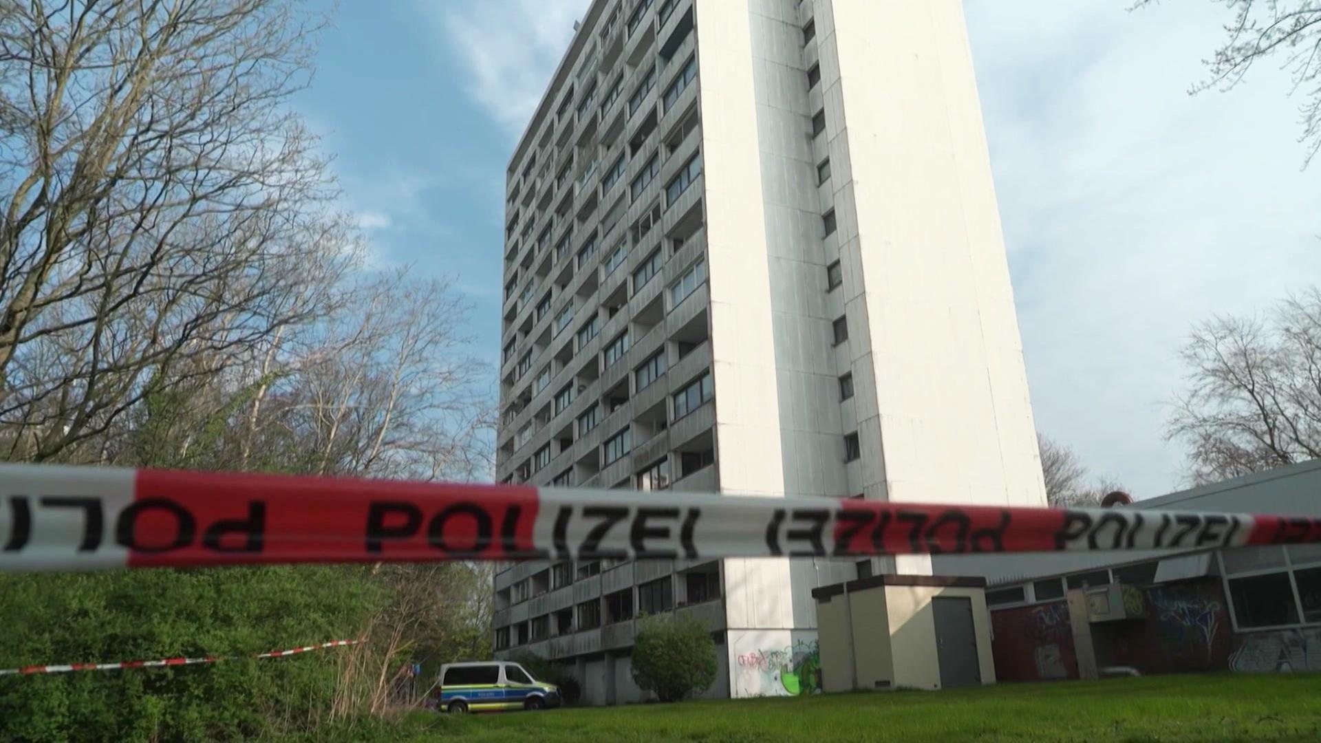 Tödlicher Balkonsturz in Harburg: Prozessbeginn gegen zehn Angeklagte