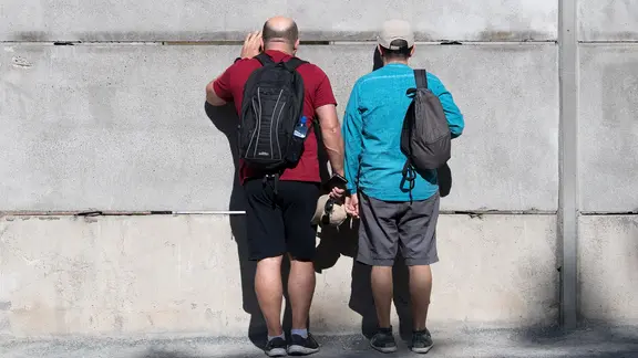 Besucher besichtigen in der Gedenkstätte an der Bernauer Straße Reste der Berliner Mauer.
