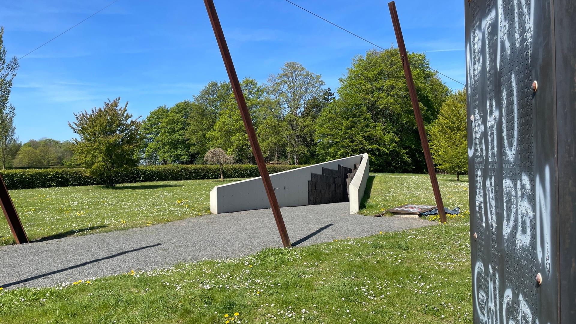 Unbekannte haben eine Stele vor dem Mahnmal mit antisemitischen Parolen beschmiert. | NDR Niedersachsen, Philipp Schaper