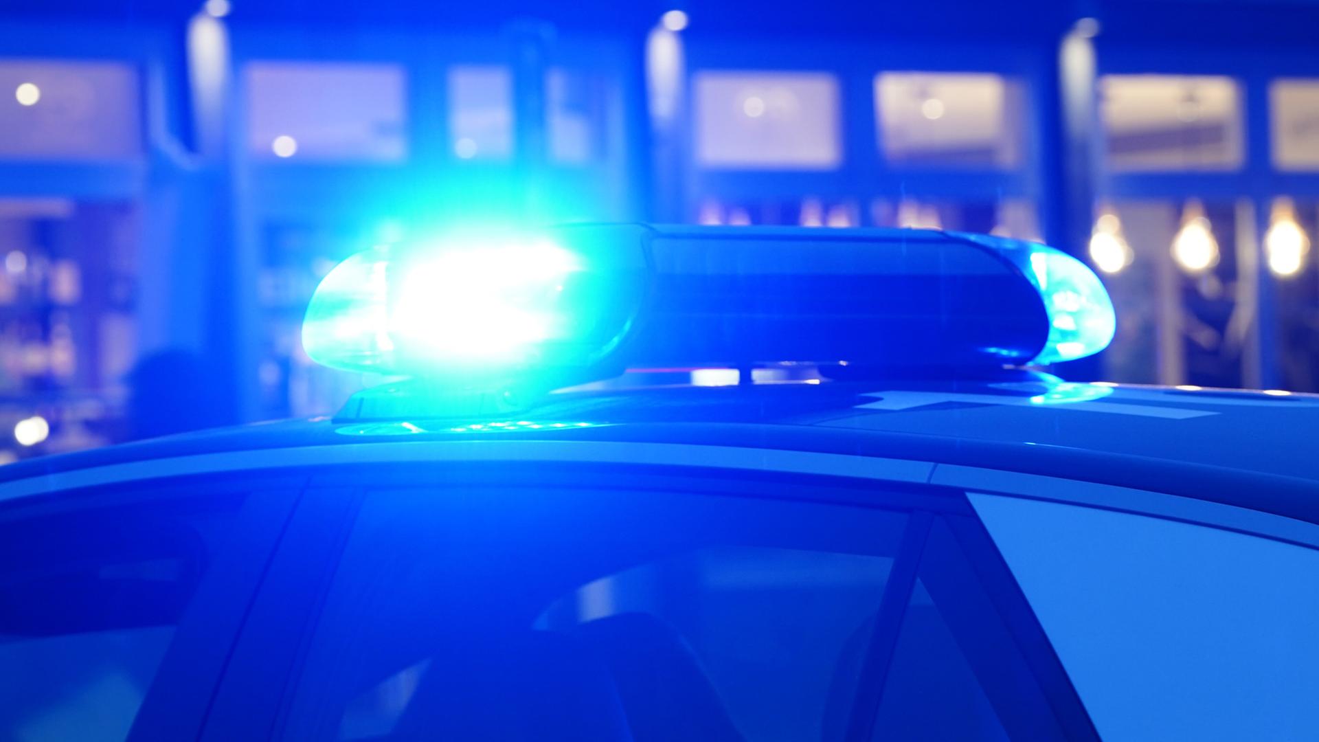 Ein Blaulicht leuchtet auf dem Dach eines Polizeiautos. | picture alliance/dpa | Marcus Brandt