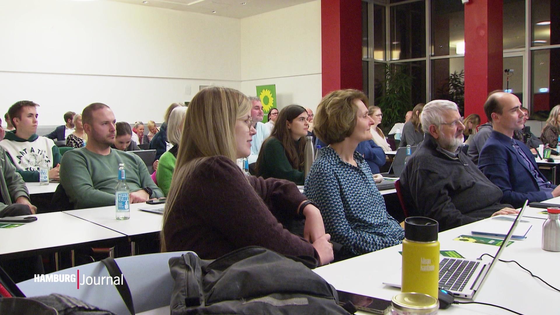 Ein Plenarsaal voller Mitglieder der Grünen. | Screenshot