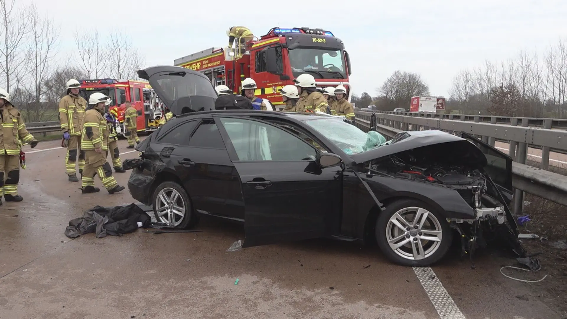 Frau stirbt bei Unfall auf Autobahn - Ehemann lebensgefährlich verletzt