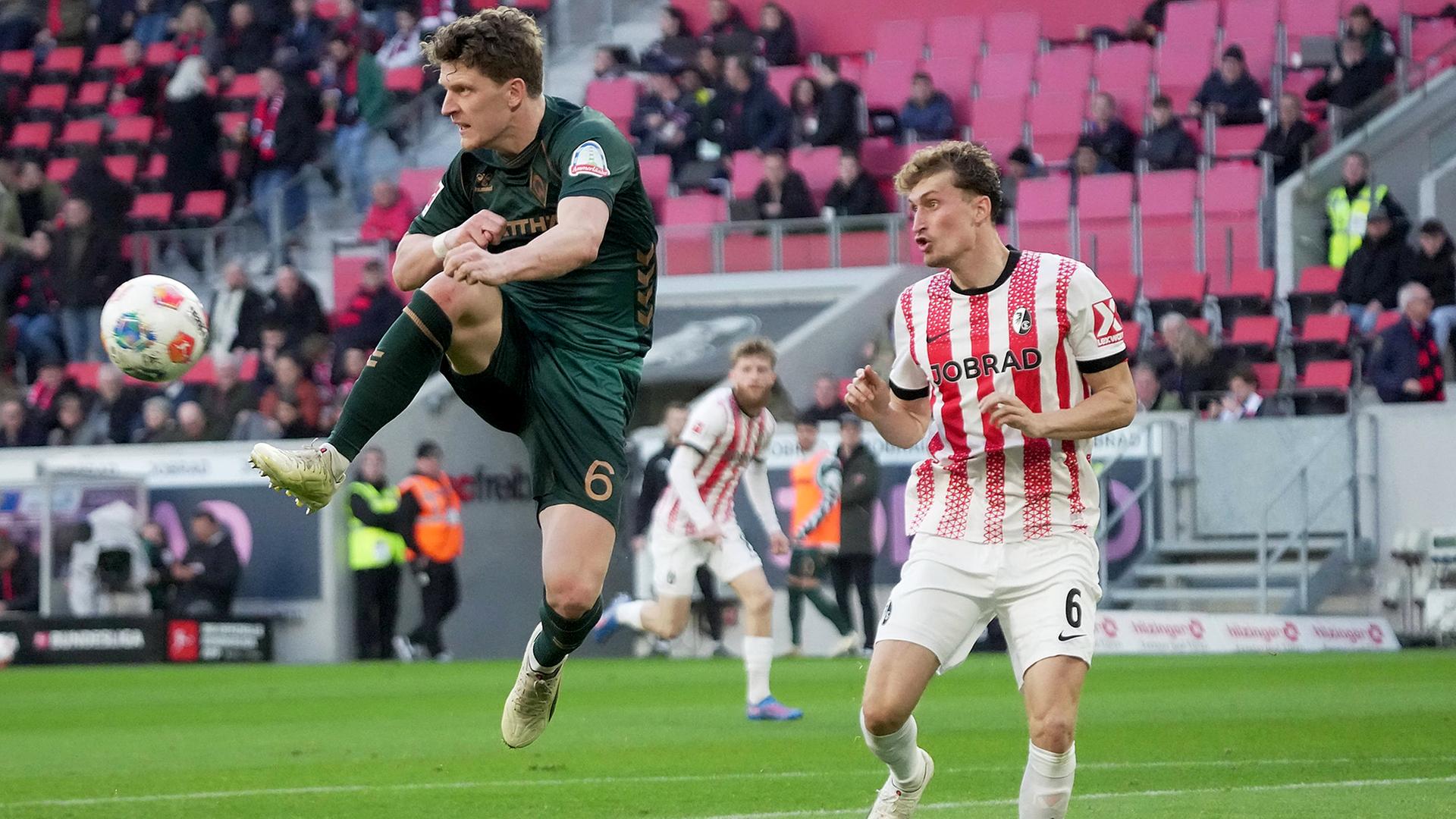 Bremens Jens Stage (l.) und Freiburgs Patrick Osterhage | IMAGO / Nordphoto