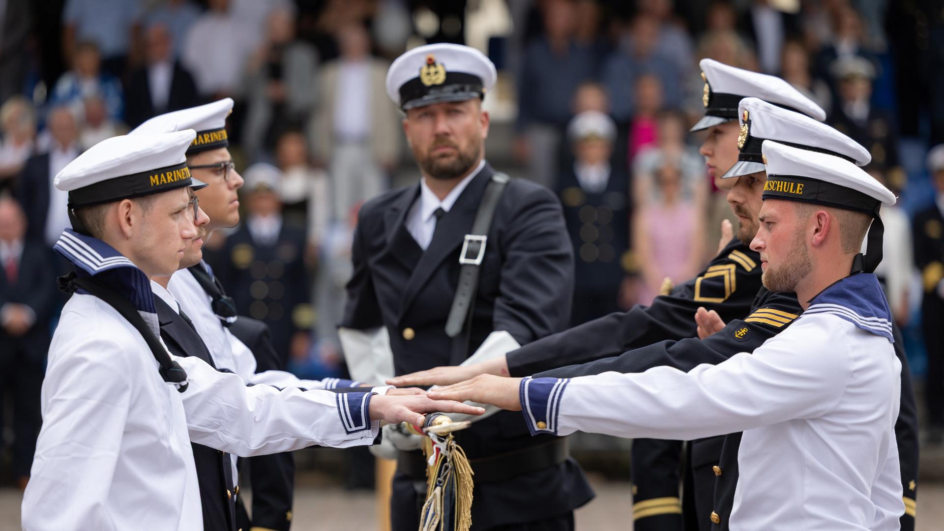 Stralsund: Offiziersanwärter der Marine Parow werden vereidigt
