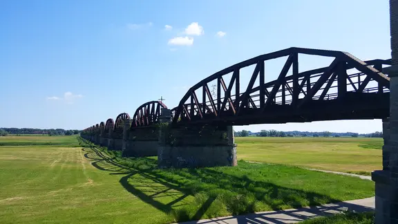 Die historische Eisenbahnbrücke wurde im Zweiten Weltkrieg zerstört. Über eine Aussichtsplattform ist sie heute begehbar. | NDR, Kathrin Weber Blick auf die historische Eisenbahnbrücke bei Dömitz.