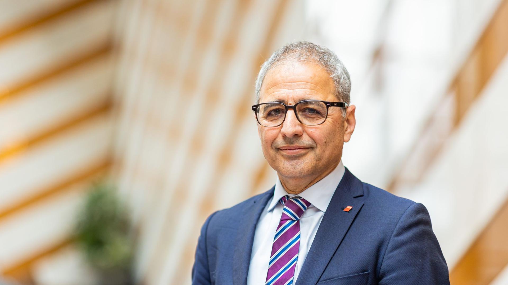 Der neue niedersächsische Migrationsbeauftragte Mehrdad Payandeh. | picture alliance/dpa, Michael Matthey