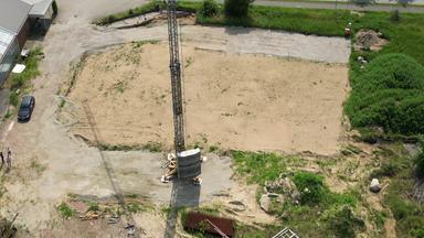 Ein Kran auf einer Baustelle.