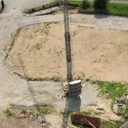 Ein Kran auf einer Baustelle.
