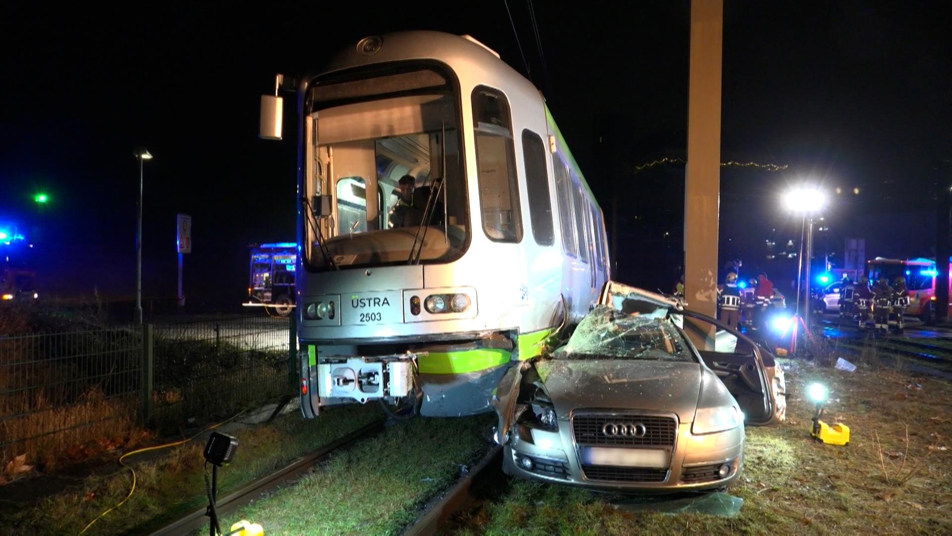 Ein Auto und eine Stadtbahn nach einer Kollision in Hannover. | Nord-West-Media TV