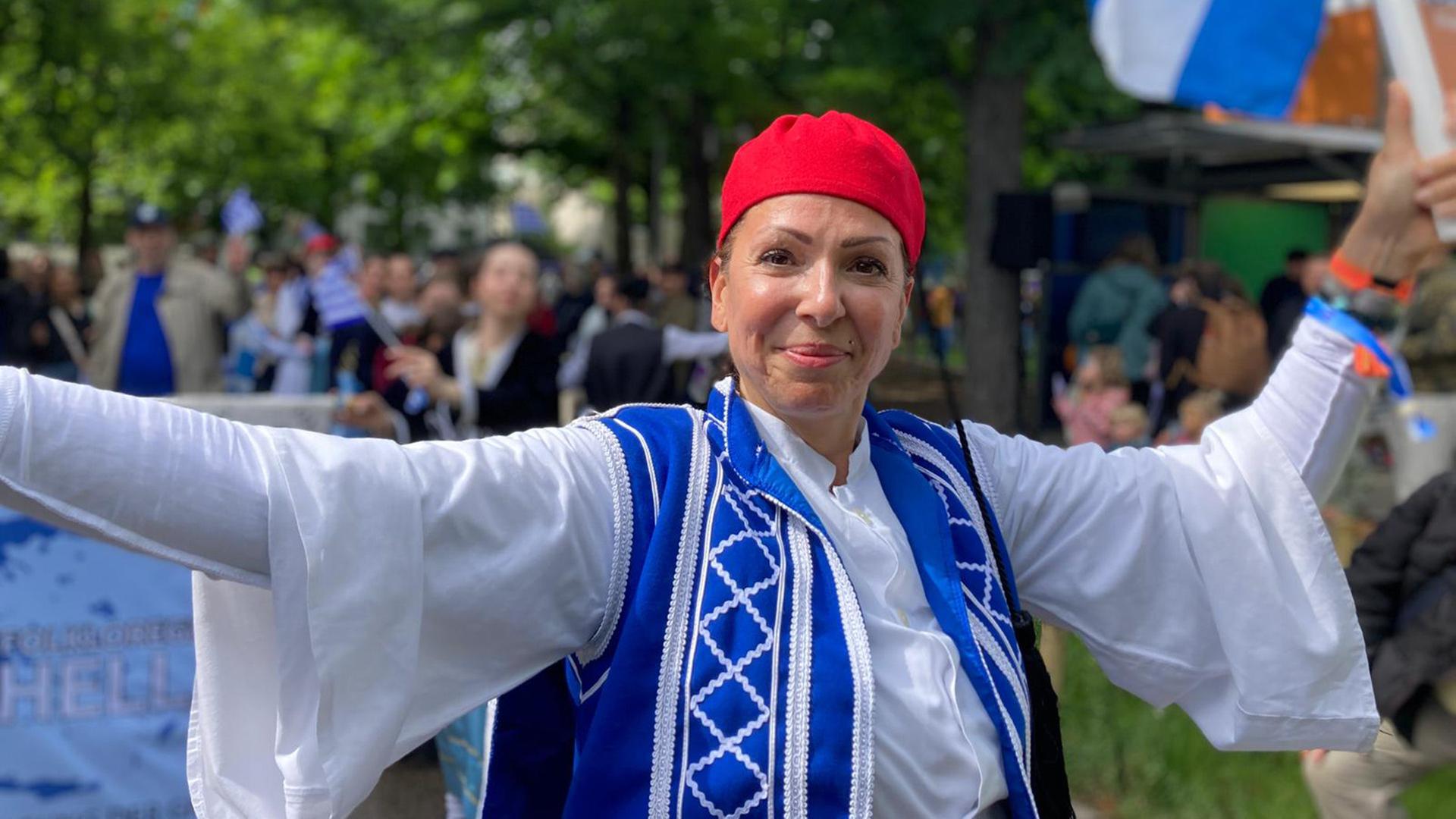Eine Frau in Tracht läuft beim Tag der Niedersachsen durch Braunschweig. | NDR, Janek Wiechers