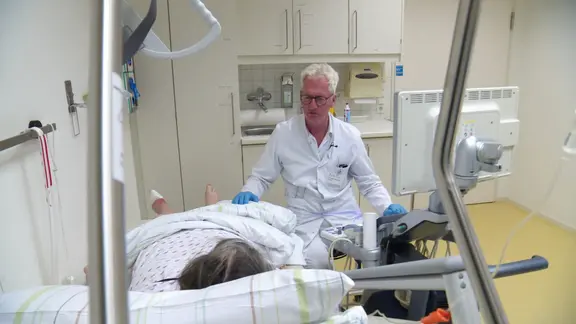 Jürgen Wernecke, Chefarzt der Diabetologie im Hamburger Agaplesion-Krankenhaus bei der Behandlung einer Patientin.