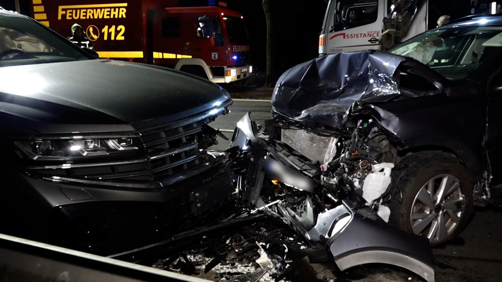 Zwei Pkw stehen nach einem Unfall an einer Straße. | Nord-West-Media TV