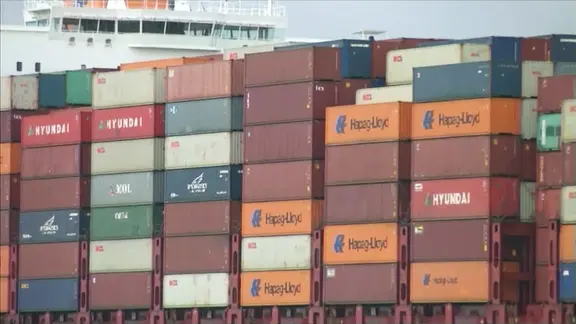Containerstapel auf einem Frachtschiff