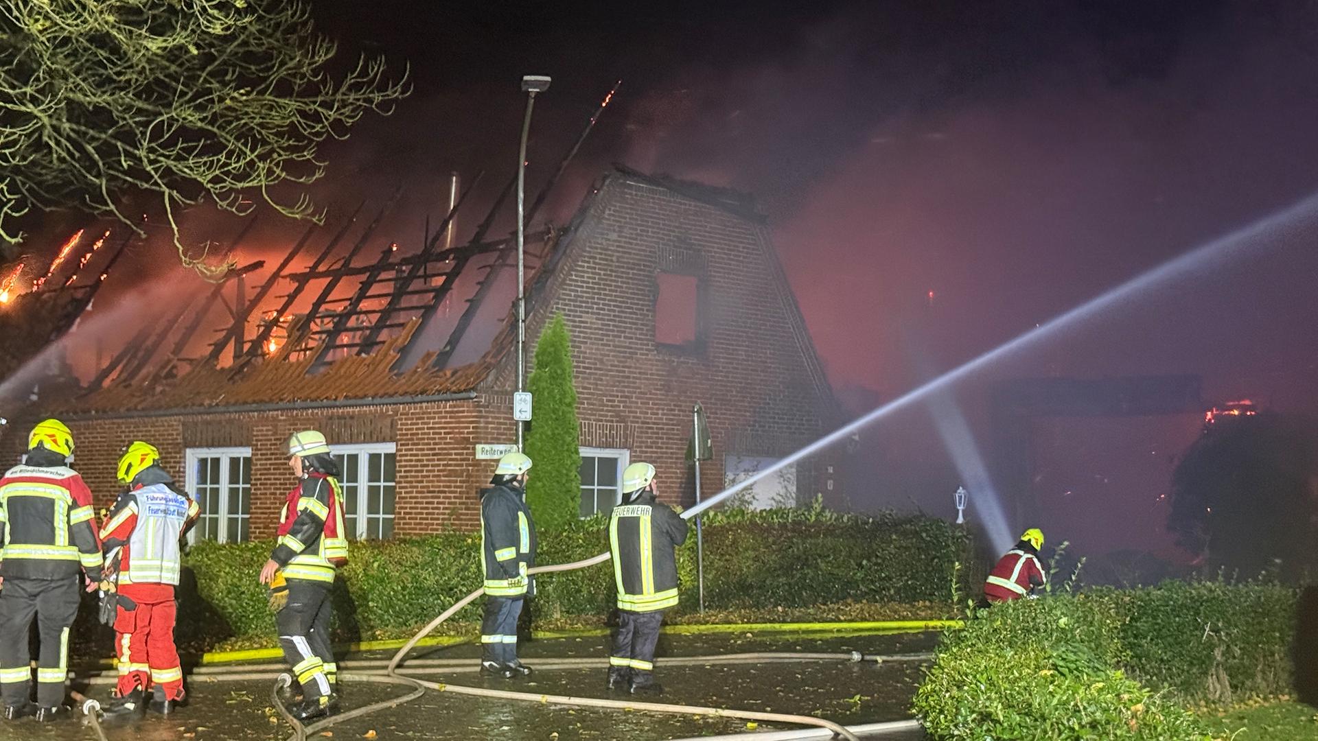 Feuerwehrleute beim Löschen eines Brandes | Simon Pfeiffer, Holstein-Report