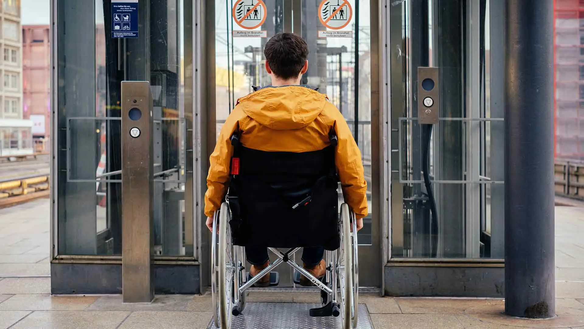 Barrierefreiheit an Bahnhöfen im Norden: Wenn der Aufzug streikt