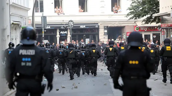 Rennende Polizisten in der Hamburger Lerchenstraße