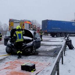 Einsatzkräfte der Feuerwehr untersuchen einen Unfall auf der A1.