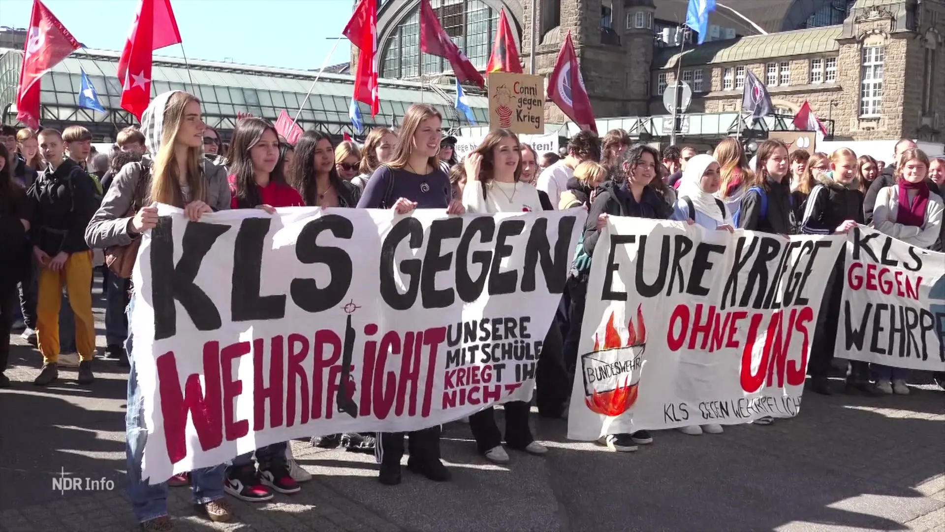 Schülerinnen und Schüler streiken bundesweit gegen Wehrpflicht